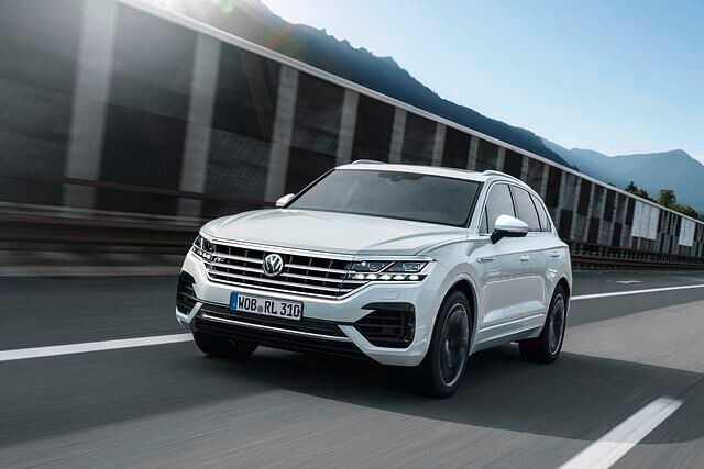 Da das SUV nicht nur in der Länge, sondern auch in der Breite (+ 4,4 cm auf 1,98 Meter) zugelegt hat, gleichzeitig aber 7 Zentimeter flacher baut, wirkt der Touareg deutlich dynamischer als sein...