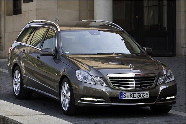 Je nach Ausstattung kommt der E 250 CDI BlueEfficiency als T-Modell mit 5,3 bis 5,5 Liter Sprit pro 100 Kilometer aus
