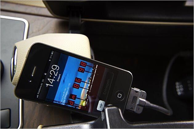 Das Multimedia-System lässt sich mit diversen externen Speichern und Geräten vernetzen (im Bild ein Apple iPhone)