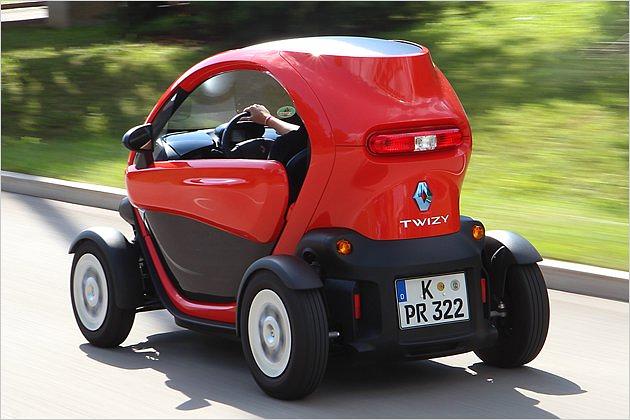 Eine Heckscheibe vermisst man aufgrund der schmalen Ausmaße des Twizy nicht