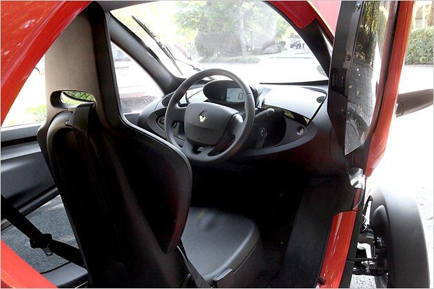 Das Cockpit ist überschaubar und vor allem schmal