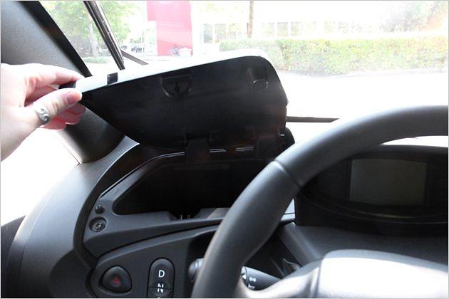 Das kleine Staufach links neben dem Lenkrad beherbergt eine 12-Volt-Steckdose