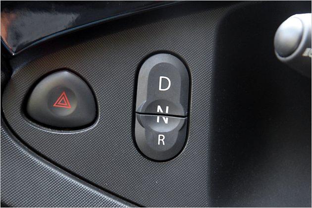 Schalthebel mal anders: Über zwei Knöpfe können Vorwärts- und Rückwärtsgang sowie Leerlauf gewählt werden