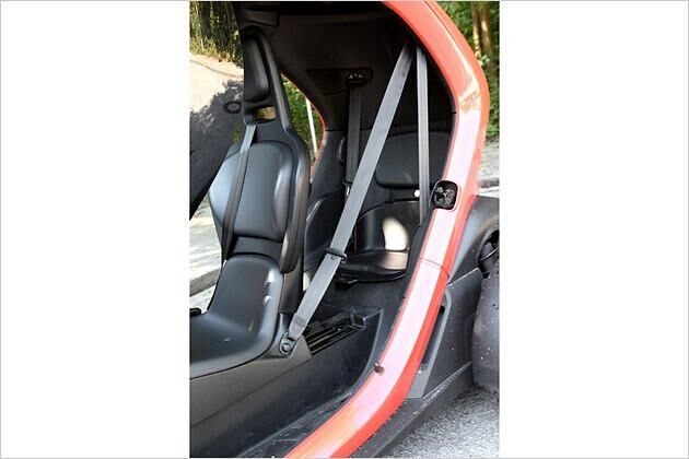 Im Fond kann noch ein Passagier Platz nehmen. Komfortansprüche sollte dieser allerdings nicht stellen