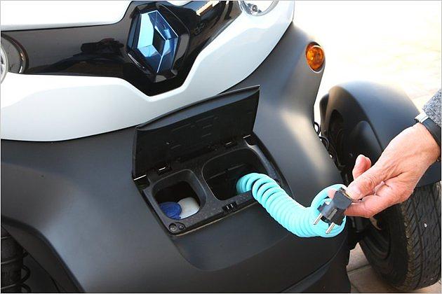 Das drei Meter lange Ladekabel versteckt sich in der Front des Twizy