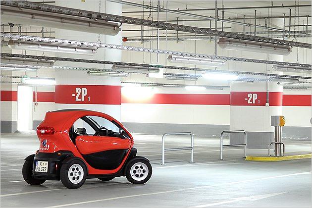 Die Parkplatzsuche fällt leicht im Renault Twizy