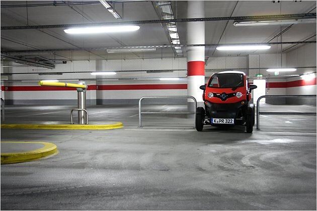 Pfennigfuchser können sich das Parkticket sparen: Man kann einfach zwischen den Absperrungen durchfahren