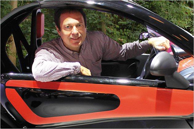 "Der Twizy ist mir zu laut, zu hart und zu anfahrschwach. Im Sommer ist er ja ganz spaßig, aber im Winter? Durch Luftverwirbelungen wird dem Beifahrer hinten ungewollt das Haar geföhnt. Und warum baut Renault für ein paar Euro mehr keine Federung ein?" (Peter Hoffmann, Redakteur)