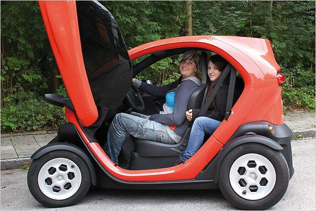 "Für uns ist der Twizy ein Spaßmobil, mit dem man in jeder Parklücke Platz findet. Er stellt aber keinen Kleinwagenersatz dar. Als Beifahrer im Twizy ist es nicht nur während der Fahrt wenig komfortabel: Gerade das Ein- und Aussteigen ist eine Herausforderung." (Jennifer Tomann und Sophie Heckenstaller, Grafik)