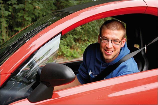 "Spaß gemacht hat der Twizy allemal. Besonders die Blicke der anderen Verkehrsteilnehmer waren amüsant. Aber für diesen Spaß ist der Elektroflitzer zu teuer. Als Rollerersatz im Sommer: ja. Als echter Autoersatz: nein. Dafür bietet er zu wenig." (Tammo Schäfer, Redakteur)