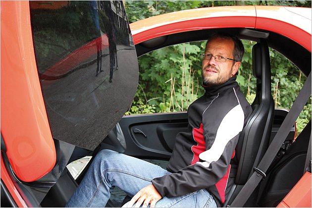 "Mit meiner geprellten Rippe bin ich derzeit etwas stoßempfindlich. Da ist der Twizy nicht ganz das Richtige: Man spürt jede Asphaltrille. Beim kurzen Einkaufsstopp muss man dran denken, sein Köfferchen mitzunehmen, da man nicht abschließen kann." (Stefan Leichsenring, Redakteur)