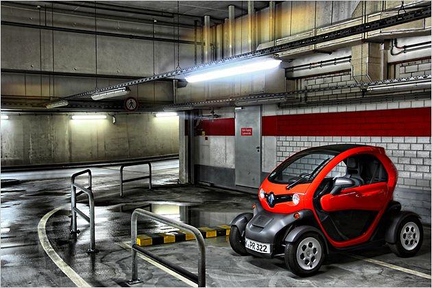 Der Grundpreis des 13 kW starken Renault Twizy liegt bei 7.690 Euro. Hinzu kommen monatlich je nach Fahrleistung mindestens 50 Euro für die Batteriemiete