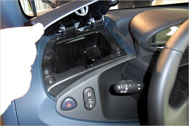 Fächer im Armaturenbrett nehmen Kleinkram auf. Das rechte ist sogar abschließbar