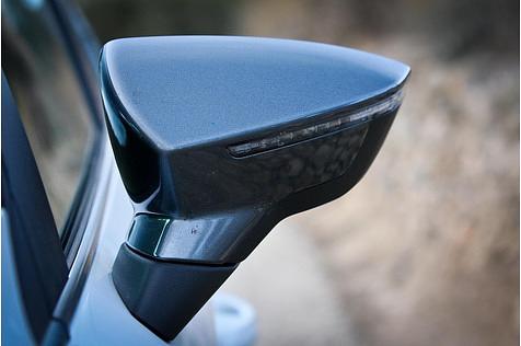 Typisches Seat-Design: der Seitenspiegel des Seat Arona TDI