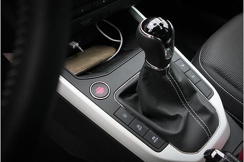 Die Handschaltung im Seat Arona TDI arbeitet Präzise