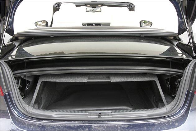 Faltet sich das Klappdach in den Kofferraum, wird es eng im Heckabteil