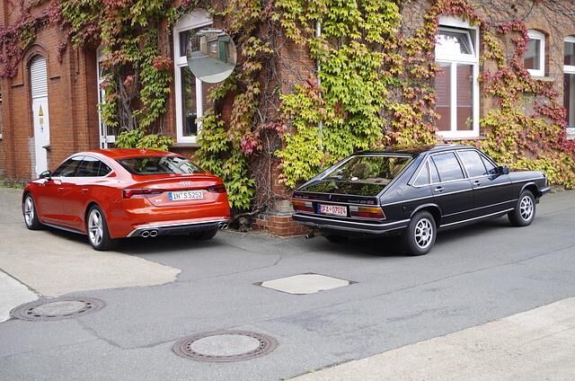 Die aktuelle Mittelklasse-Baureihe A5/S5 macht sich recht fein neben dem Typ 43, der formal natürlich der oberen Mittelklasse angehört, als Avant allerdings mit einer Länge von 4,59 Metern recht...