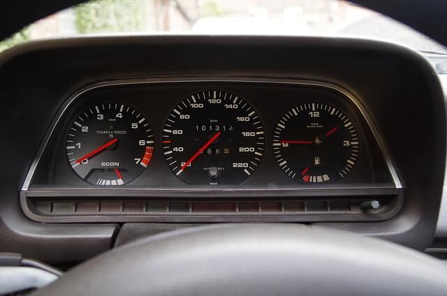 Der Blick auf den Tacho des Audi 100