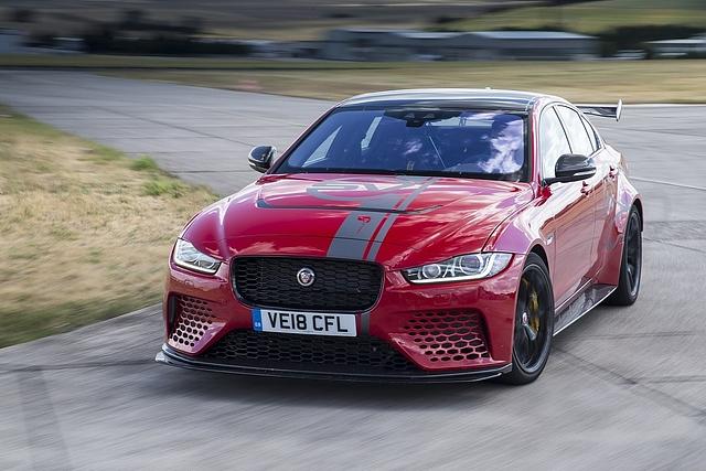Der Jaguar XE SV Project 8 wieselt flink um die Kurven