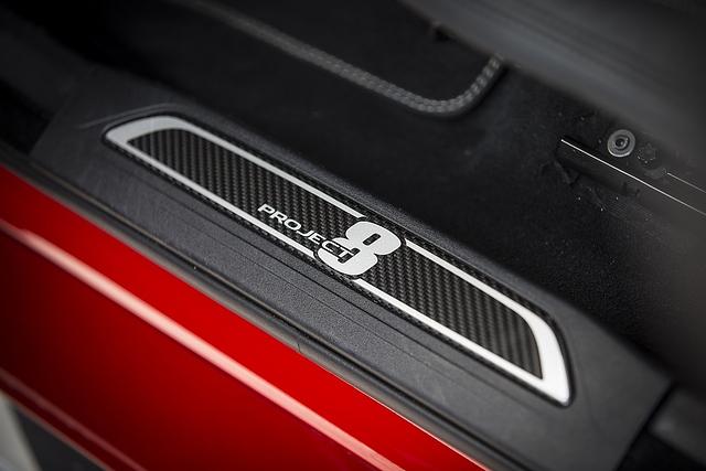 Diese Plaketten zieren den Jaguar XE SV Project 8