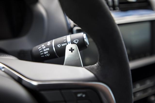 Mit den Schaltwippen lassen sich die Gänge manuell hineinschnalzen