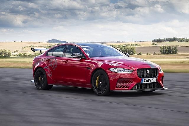 Der Jaguar XE SV Project 8 wird von Hand zusammengebaut