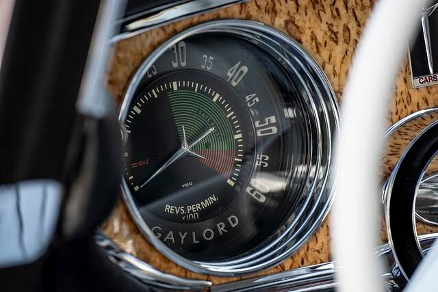 Das Symbol der Marke Gaylord war ein Schwert, das auch als Nadel des Drehzahlmessers diente