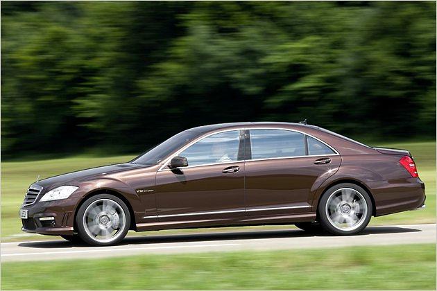 Markante Seitenschweller kennzeichnen die superstarke S-Klasse