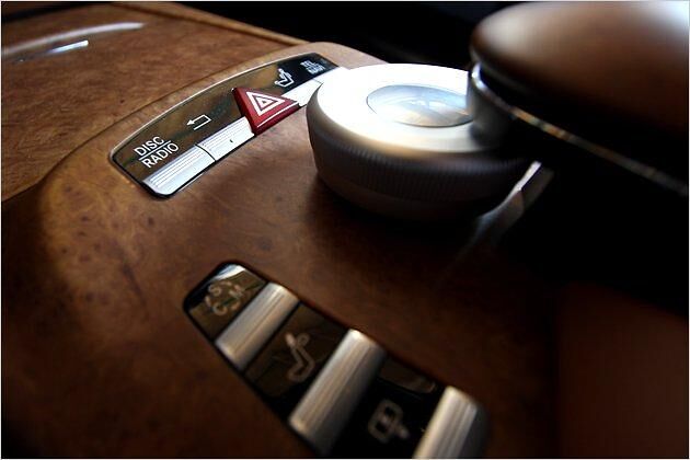 Mit dem großen Drehschalter wird das Multimediasystem bedient