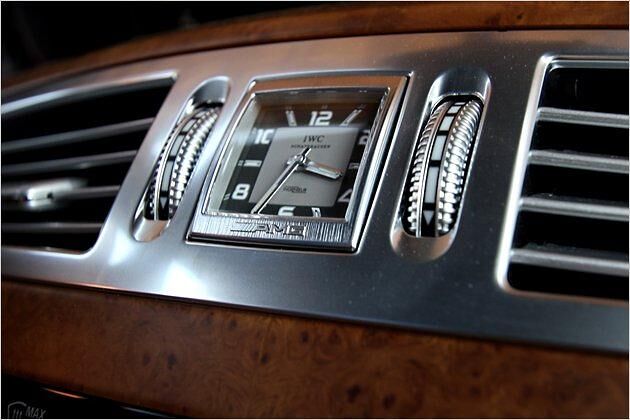 Edler Zeitmesser von IWC Schaffhausen in der Mittelkonsole