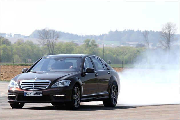 Heckantrieb sei Dank: Ohne Traktionskontrolle fallen 1.000 Newtonmeter über die Hinterräder her