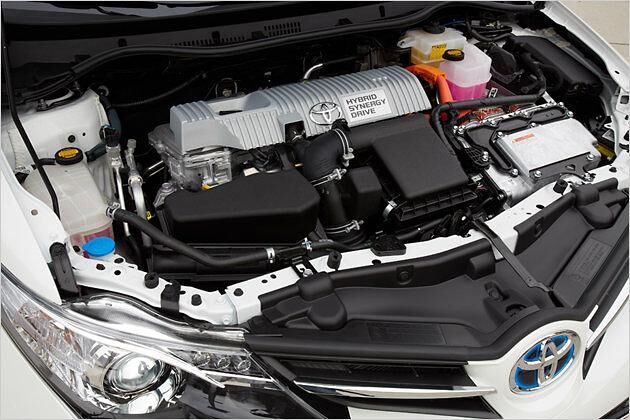 Unter der Haube des Auris HSD arbeitet der bekannte Hybridantrieb mit 136 PS Systemleistung. Doch die Akkus finden nun unter den Rücksitzen Platz