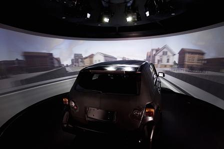 Der Fahrsimulator ist ein Erprobungsraum auf sechs beweglichen Stelzen.