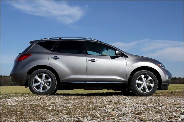 Hochgelegte Karosserie und stark konturierte Radhäuser