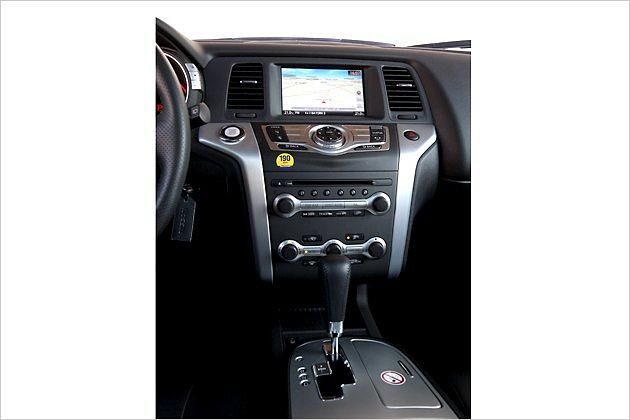 Breite Mittelkonsole mit Multifunktionsbildschirm und Dreh-/Drück-Schalter