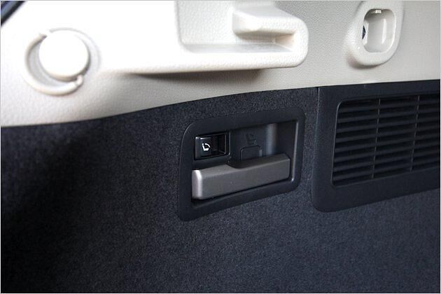 Sehr praktisch: Die Rücksitzlehnen können über einen Hebel im Gepäckraum mechanisch umgelegt werden der Lehnen