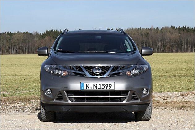 Neu für alle Muranos: Reduzierter Chromanteil vorne und Grilleinsatz mit Wabenstruktur