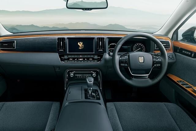 Der Arbeitsplatz des Century wurde für ein Auto dieser Klasse recht schlicht gestaltet