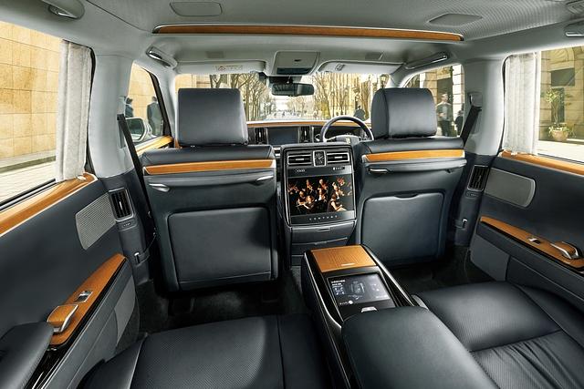 Im Fond bietet der Toyota Century viel Beinfreiheit