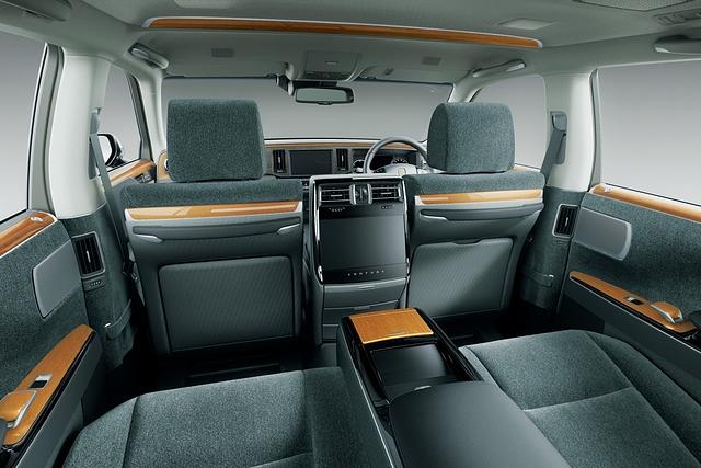 Alternativ zur Lederausstattung kann der Toyota Century auch mit plüschigen Textilbezügen bestellt werden