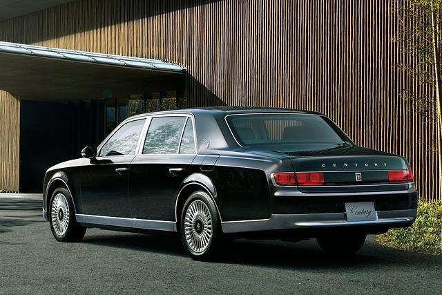Ganz modern gibt sich der Toyota Century indes bei den Leuchten, die vorne und hinten auf LED-Technik setzen