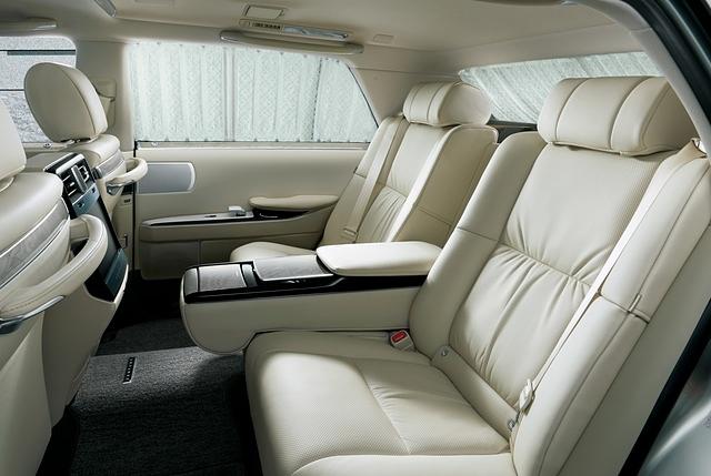 Neben verschiedenen Außenfarben bietet der Toyota Century auch verschiedene Innenraumvarianten