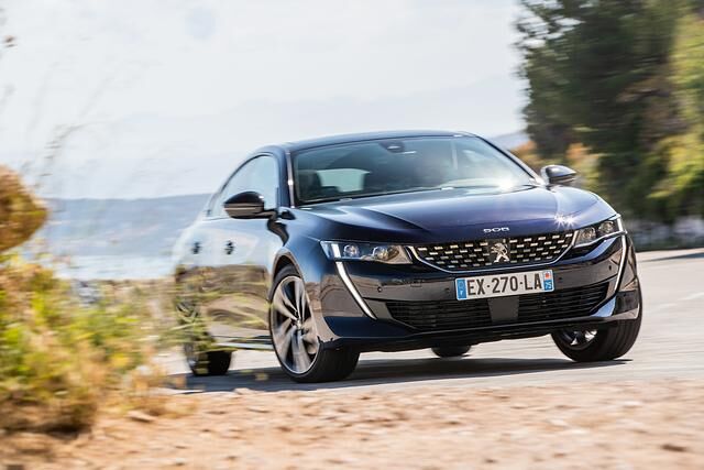 Der Kühlergrill macht mit markantem LED-Lichtdesign auf sich aufmerksam, das auf der Front unterhalb der Haubenkante angebrachte „508“-Logo zitiert den historischen 504 und rahmenlose Türen...