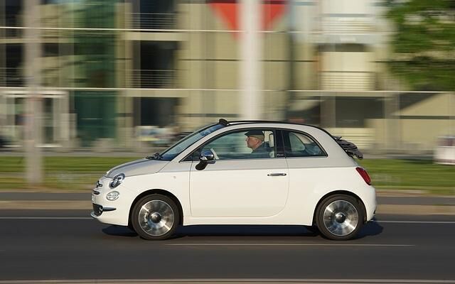 Dass sich Kulleräugigkeit und knuffige Proportionen nicht abnutzen, hat auch mit dem Retro-Stil des Fiat zu tun
