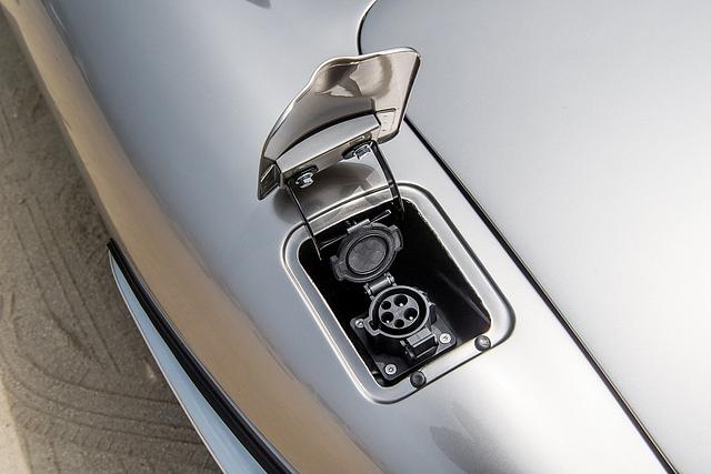 Jaguar E-Type Zero - Stecker statt Tankstutzen