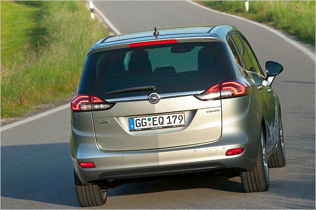 Das Heck ziert eine längs laufende Bügelfalte