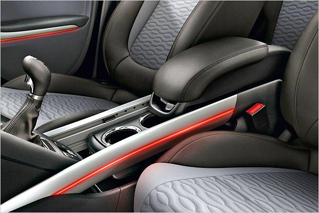 Die FlexRail-Mittelkonsole beinhaltet Mittelarmlehne, Getränkehalter und große Staufächer