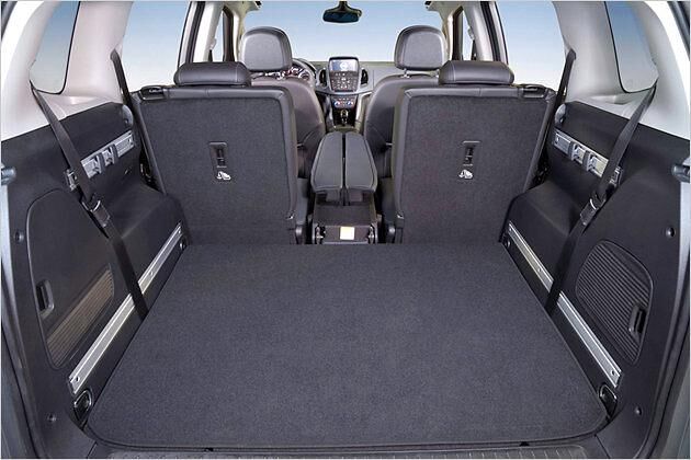 Hier noch einmal gut zu erkennen: Die Lehne des Mittelplatzes wird zu einer Armlehne zusammengefaltet