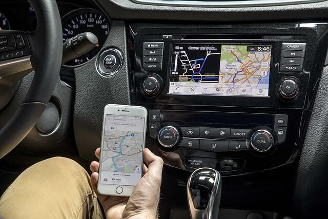 Die neueste Auflage des Nissan-Connect-Systems mit Sieben-Zoll-Touchscreen (der immer noch von einigen Plastik-Tasten flankiert wird) unterstützt die Smartphone-Anbindung über Apple CarPlay und...