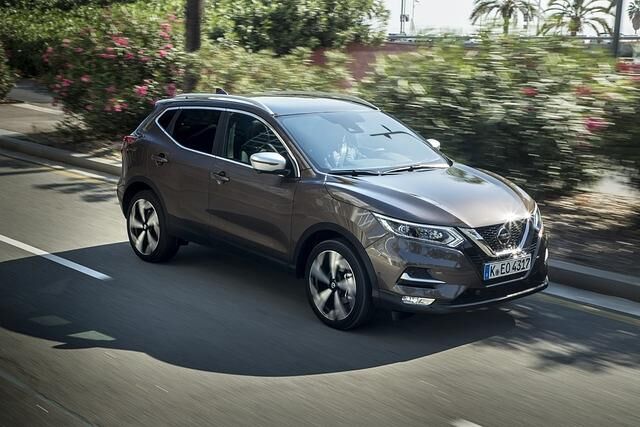 Seine 240 Turbo-Newtonmeter beschleunigen den 4,40 Meter langen Qashqai in knapp über zehn Sekunden auf Tempo 100 und reichen für über 190 km/h Höchstgeschwindigkeit